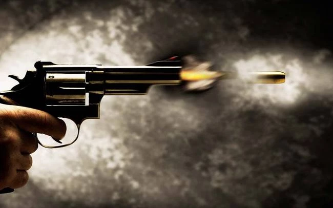 Σημάδεψαν με όπλο πασίγνωστη τραγουδίστρια και την κυνηγούσαν στα στενά της Αθήνας!